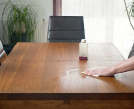 Tischplatte aus Massivholz mit Lappen einölen